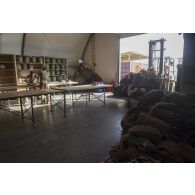 Des soldats du 1er régiment du train parachutiste (RTP) reçoivent et plient des parachutes à l'atelier du détachement technique de matériel parachutage largage (DTMPL) à Niamey, au Niger.