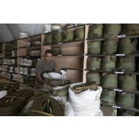 Le brigadier-chef Sébastien du 1er régiment du train parachutiste (RTP) récupère les voiles de parachute visitées afin de commencer le pliage à Niamey, au Niger.