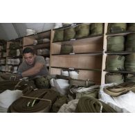Le brigadier-chef Sébastien du 1er régiment du train parachutiste (RTP) récupère les voiles de parachute visitées afin de commencer le pliage à Niamey, au Niger.