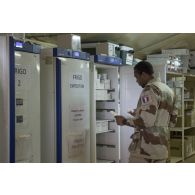 Un technicien de l'unité de distribution des produits de santé (UDPS) prépare une commande de médicaments à la pharmacie centrale de Niamey, au Niger.