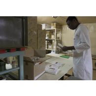 L'agent civil Mamadou de l'unité de distribution des produits de santé (UDPS) prépare une commande de médicaments à la pharmacie centrale de Niamey, au Niger.
