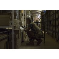 Le caporal-chef Jérôme de l'unité de distribution des produits de santé (UDPS) prépare une commande de médicaments à la pharmacie centrale de Niamey, au Niger.