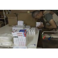 Le caporal-chef Jérôme de l'unité de distribution des produits de santé (UDPS) prépare une commande de médicaments à la pharmacie centrale de Niamey, au Niger.