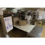 La préparatrice en pharmacie Fatou et l'agent civil Mamadou de l'unité de distribution des produits de santé (UDPS) prépare une commande de médicaments à la pharmacie centrale de Niamey, au Niger.