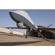 Ravitaillement en énergie d'un drone MQ-9 Reaper par le Service des essences des armées (SEA) sur la base aérienne de Niamey, au Niger.