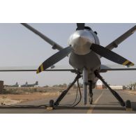 Ravitaillement en énergie d'un drone MQ-9 Reaper par le Service des essences des armées (SEA) sur la base aérienne de Niamey, au Niger.