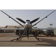 Ravitaillement en énergie d'un drone MQ-9 Reaper par le Service des essences des armées (SEA) sur la base aérienne de Niamey, au Niger.