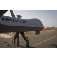 Vue de drones MQ-9 Reaper en stationnement sur la base aérienne de Niamey, au Niger.