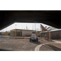 Ravitaillement d'un drone MQ-9 Reaper en énergie sur la base aérienne de Niamey, au Niger.