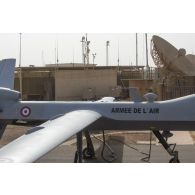 Ravitaillement d'un drone MQ-9 Reaper en énergie sur la base aérienne de Niamey, au Niger.