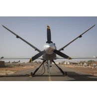 Ravitaillement d'un drone MQ-9 Reaper en énergie sur la base aérienne de Niamey, au Niger.