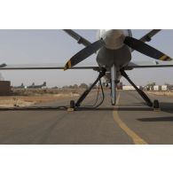 Ravitaillement d'un drone MQ-9 Reaper en énergie sur la base aérienne de Niamey, au Niger.