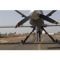 Ravitaillement d'un drone MQ-9 Reaper en énergie sur la base aérienne de Niamey, au Niger.