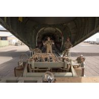 Des membres d'équipage d'un avion Transall C-160 aident au chargement de fret par le détachement de transit interarmées (DéTIA) dans la soute de son appareil à Gao, au Mali.