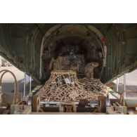 Des membres d'équipage d'un avion Transall C-160 aident au chargement de fret par le détachement de transit interarmées (DéTIA) dans la soute de son appareil à Gao, au Mali.