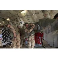 Des soldats du régiment de marche du Tchad (RMT) déchargent du fret depuis la soute d'un avion Transall C-160 à Inkismane, au Mali.