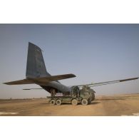 Déchargement de fret depuis la soute d'un avion Transall C-160 au moyen d'un camion porteur polyvalent logistique (PPLOG) sur la piste sommaire d'Inkismane, au Mali.