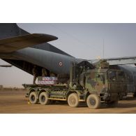 Déchargement de fret depuis la soute d'un avion Transall C-160 au moyen d'un camion porteur polyvalent logistique (PPLOG) sur la piste sommaire d'Inkismane, au Mali.