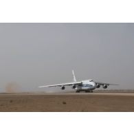 Arrivée d'un avion Antonov An-124-100 sur la base aérienne de Niamey, au Niger.