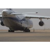 Arrivée d'un avion Antonov An-124-100 sur la base aérienne de Niamey, au Niger.