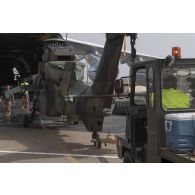 Déchargement d'un hélicoptère Tigre EC-665 HAD depuis la soute d'un avion Antonov AN-124-100 à Niamey, au Niger.