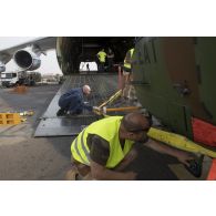 Déchargement d'un hélicoptère Caïman NH-90 TTH depuis la soute d'un avion Antonov An-124-100 à Niamey, au Niger.