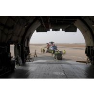 Déchargement d'un hélicoptère Caïman NH-90 TTH depuis la soute d'un avion Antonov An-124-100 à Niamey, au Niger.