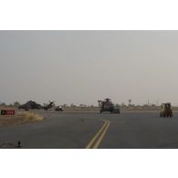 Acheminement d'un hélicoptère Caïman NH-90 TTH au hangar sur la base aérienne de Niamey, au Niger.