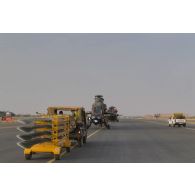 Acheminement d'un hélicoptère Tigre EC-665 HAD au hangar sur la base aérienne de Niamey, au Niger.