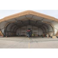 Acheminement d'un hélicoptère Caïman NH-90 TTH au hangar sur la base aérienne de Niamey, au Niger.