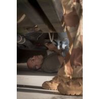 Des mécaniciens interviennent sur un hélicoptère Caïman NH-90 TTH pour sa remise en configuration opérationnelle à Niamey, au Niger.