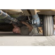 Un mécanicien intervient sur un hélicoptère Caïman NH-90 TTH pour sa remise en configuration opérationnelle à Niamey, au Niger.