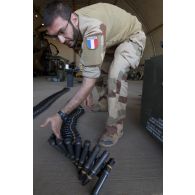 Un armurier contrôle les obus de 30 mm du canon 781 d'un hélicoptère Tigre EC-665 HAD pour sa remise en capacité opérationnelle à Niamey, au Niger.