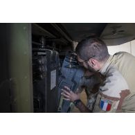 Un armurier contrôle les obus de 30 mm du canon 781 d'un hélicoptère Tigre EC-665 HAD pour sa remise en capacité opérationnelle à Niamey, au Niger.