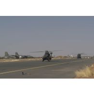 Départ des hélicoptères Tigre EC-665 et Caïman NH-90 TTH pour rejoindre la plateforme de Gao depuis la base aérienne de Niamey, au Niger.