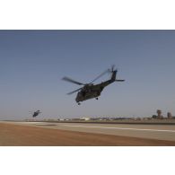 Départ des hélicoptères Tigre EC-665 et Caïman NH-90 TTH pour rejoindre la plateforme de Gao depuis la base aérienne de Niamey, au Niger.