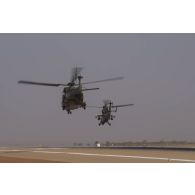 Départ des hélicoptères Tigre EC-665 et Caïman NH-90 TTH pour rejoindre la plateforme de Gao depuis la base aérienne de Niamey, au Niger.