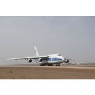 Arrivée d'un avion Antonov An-124-100 sur la base aérienne de Niamey, au Niger.