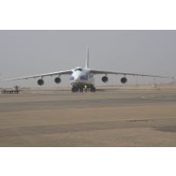 Arrivée d'un avion Antonov An-124-100 sur la base aérienne de Niamey, au Niger.