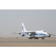 Arrivée d'un avion Antonov An-124-100 sur la base aérienne de Niamey, au Niger.