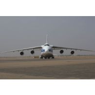 Arrivée d'un avion Antonov An-124-100 sur la base aérienne de Niamey, au Niger.
