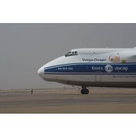 Arrivée d'un avion Antonov An-124-100 sur la base aérienne de Niamey, au Niger.