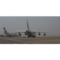 Arrivée d'un avion Antonov An-124-100 sur la base aérienne de Niamey, au Niger.