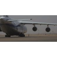 Arrivée d'un avion Antonov An-124-100 sur la base aérienne de Niamey, au Niger.