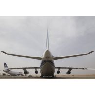 Arrivée d'un avion Antonov An-124-100 sur la base aérienne de Niamey, au Niger.