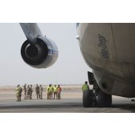 Arrivée d'un avion Antonov An-124-100 sur la base aérienne de Niamey, au Niger.