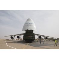 Ouverture de la soute d'un avion Antonov An-124-100 sur la base aérienne de Niamey, au Niger.
