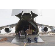 Ouverture de la soute d'un avion Antonov An-124-100 sur la base aérienne de Niamey, au Niger.