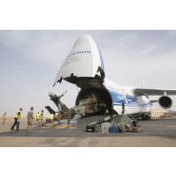 Déchargement d'un hélicoptère Tigre EC-665 HAD depuis la soute d'un avion Antonov AN-124-100 à Niamey, au Niger.