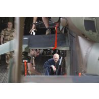 Déchargement d'un hélicoptère Tigre EC-665 HAD depuis la soute d'un avion Antonov AN-124-100 à Niamey, au Niger.